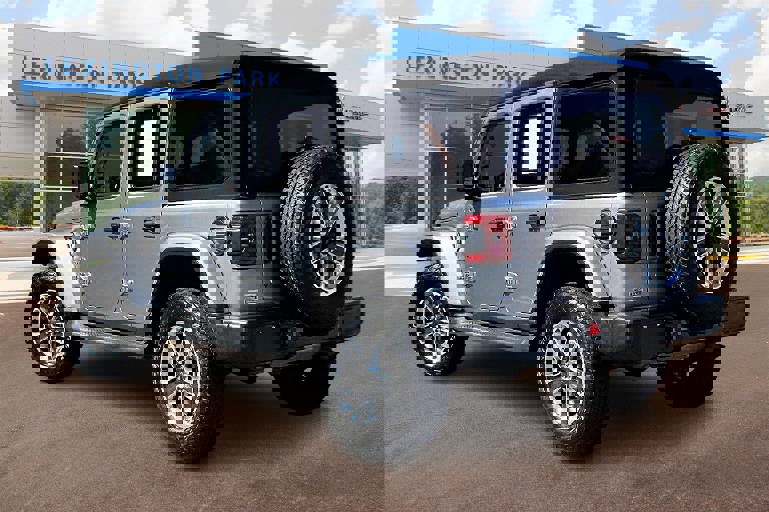 Used 2020 Jeep Wrangler Unlimited Sahara image 2