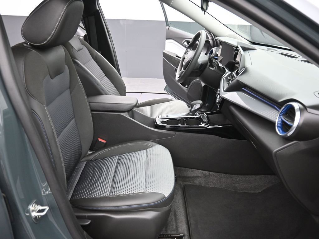 Used 2025 Chevrolet Trax LT image 14