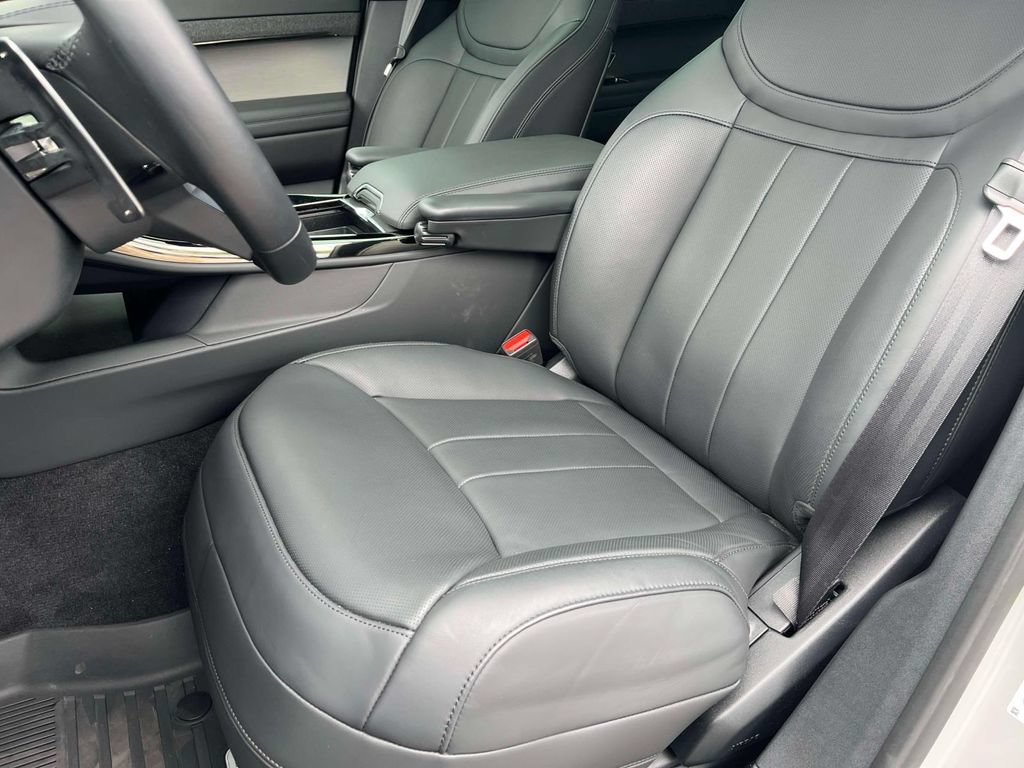 Used 2025 Land Rover Range Rover Sport SE AWD/4WD image 9