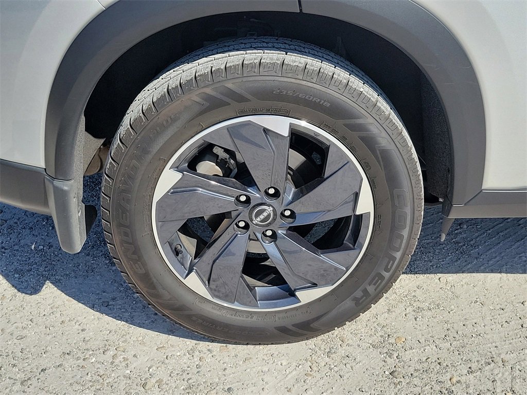 Used 2024 Nissan Rogue SV image 5