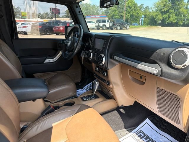 Used 2016 Jeep Wrangler Unlimited Sahara w/ Connectivity Group AWD/4WD image 15