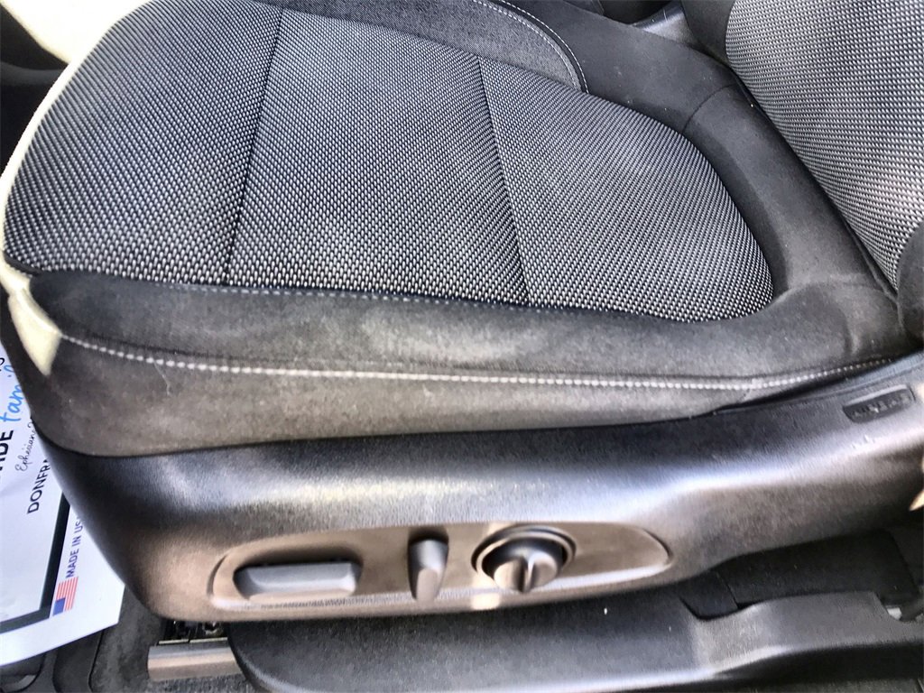 Used 2023 Chevrolet Traverse LT w/ Rear Camera Mirror Package image 12