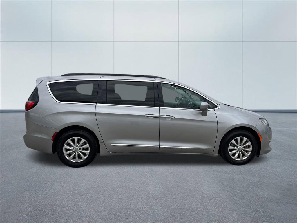 Used 2017 Chrysler Pacifica Touring-L w/ 13 Speaker Alpine Sound Group FWD image 6