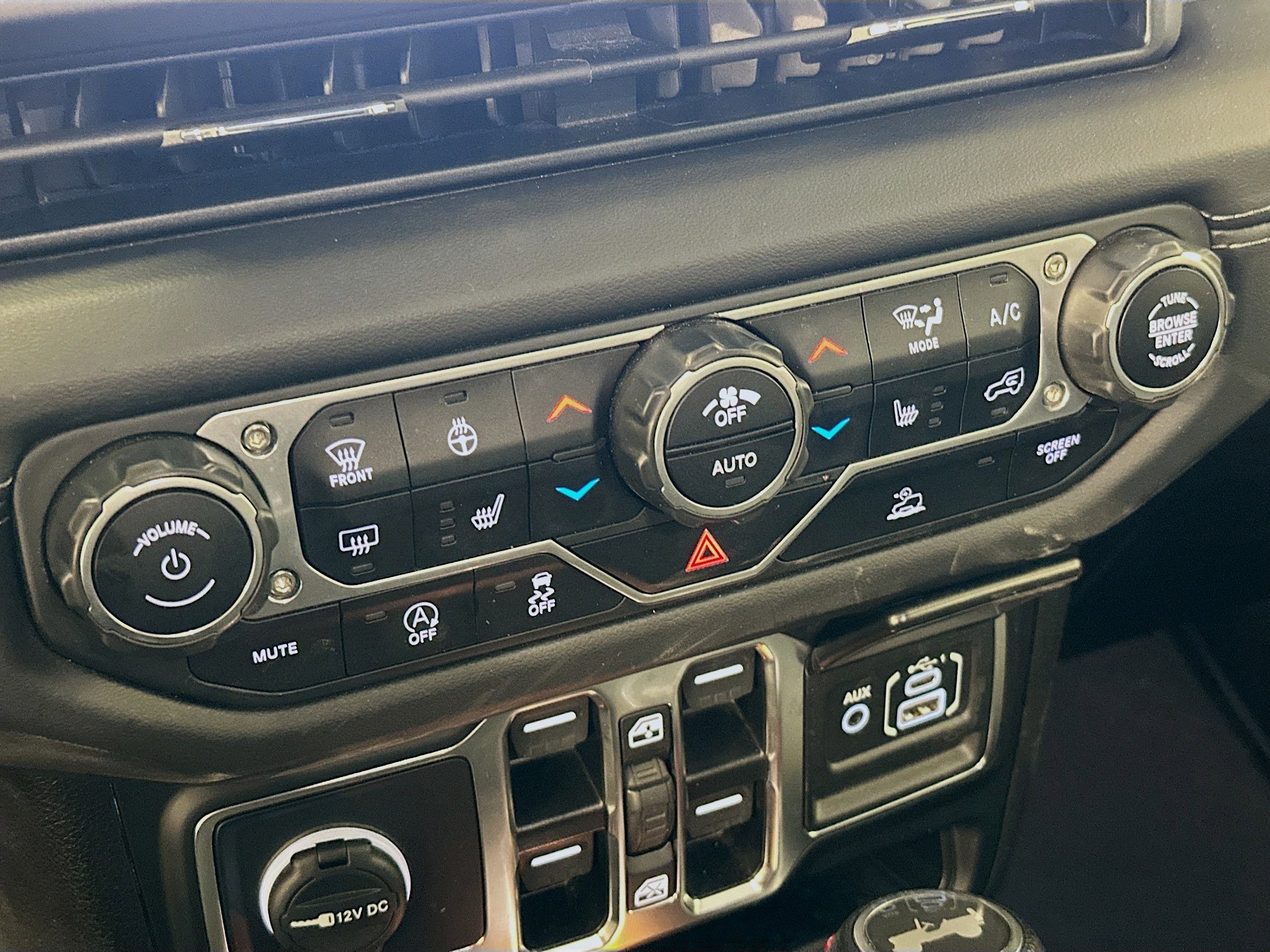 Used 2025 Jeep Wrangler Sahara image 23