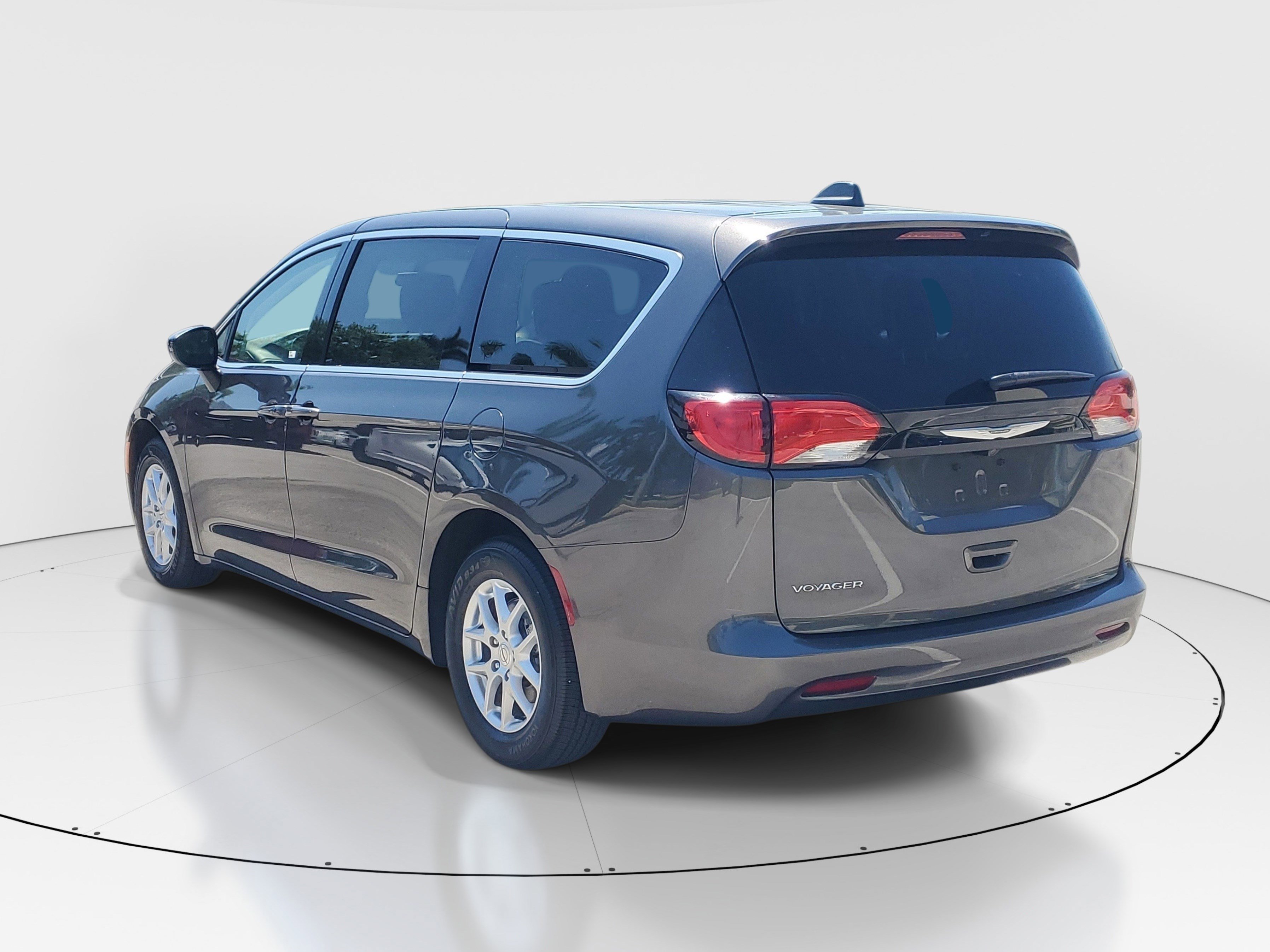 Used 2022 Chrysler Voyager LX FWD image 5