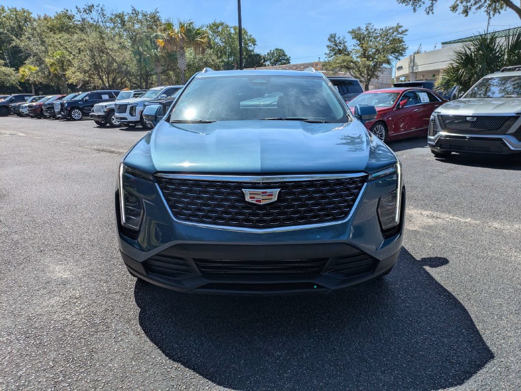 Certified 2024 Cadillac XT4 Luxury w/ Cold Weather Package FWD image 9