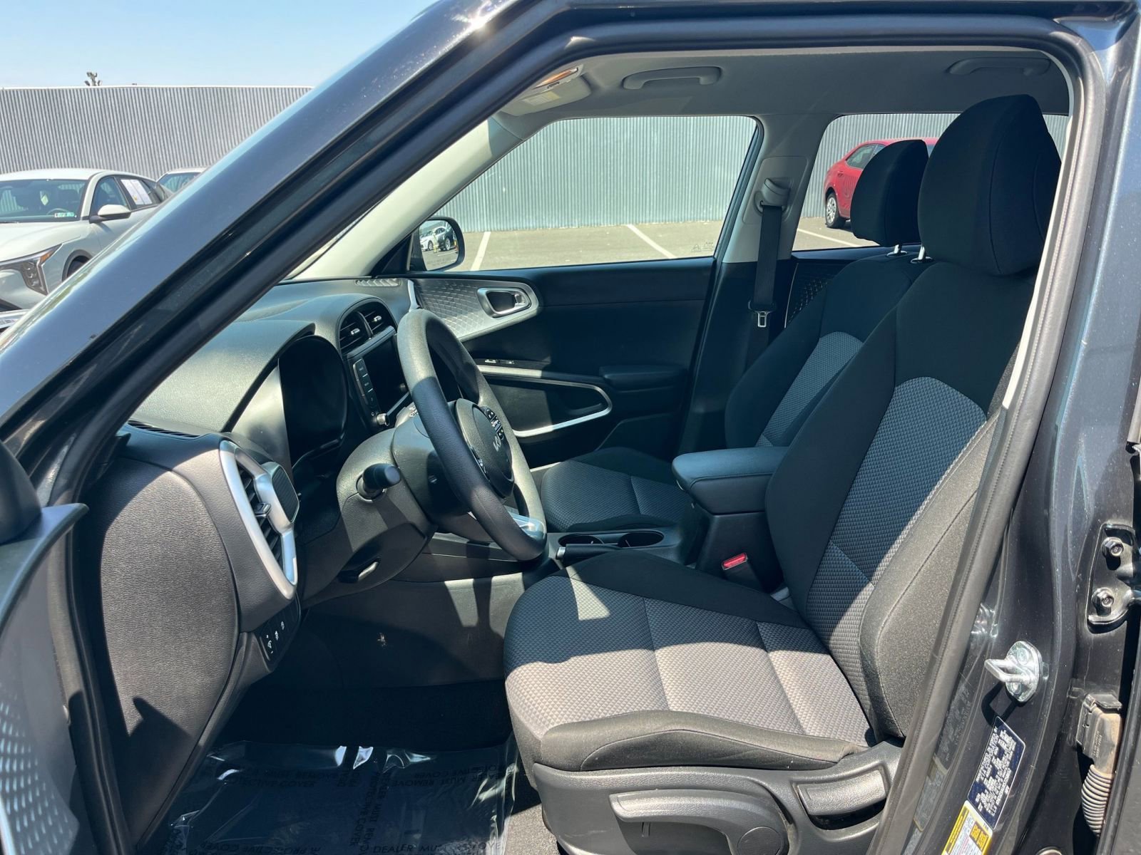 Used 2025 Kia Soul LX w/ LX Technology Package FWD image 33