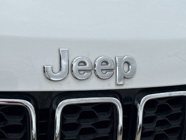 Used 2021 Jeep Grand Cherokee Laredo AWD/4WD image 32