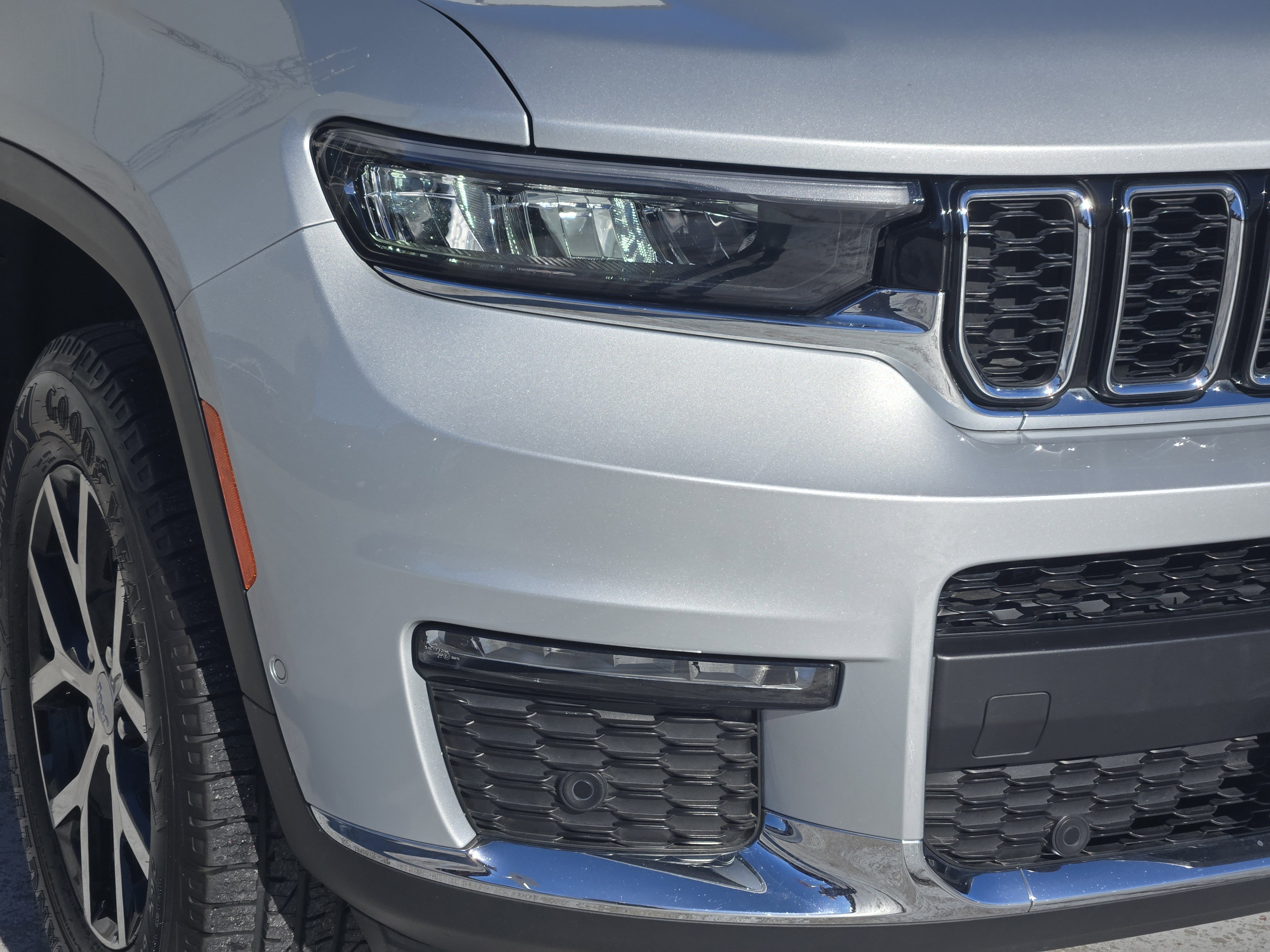 Used 2024 Jeep Grand Cherokee L Limited w/ Luxury Tech Group II image 10