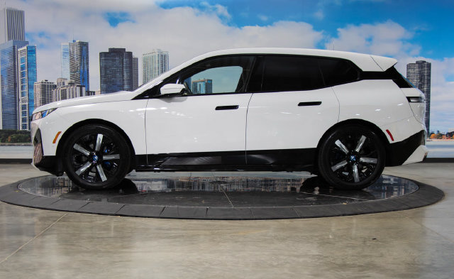 Used 2023 BMW iX xDrive50 w/ Premium Package AWD/4WD image 4