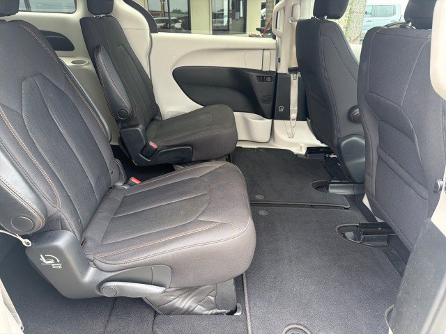 Used 2017 Chrysler Pacifica Touring w/ Tire & Wheel Group FWD image 22