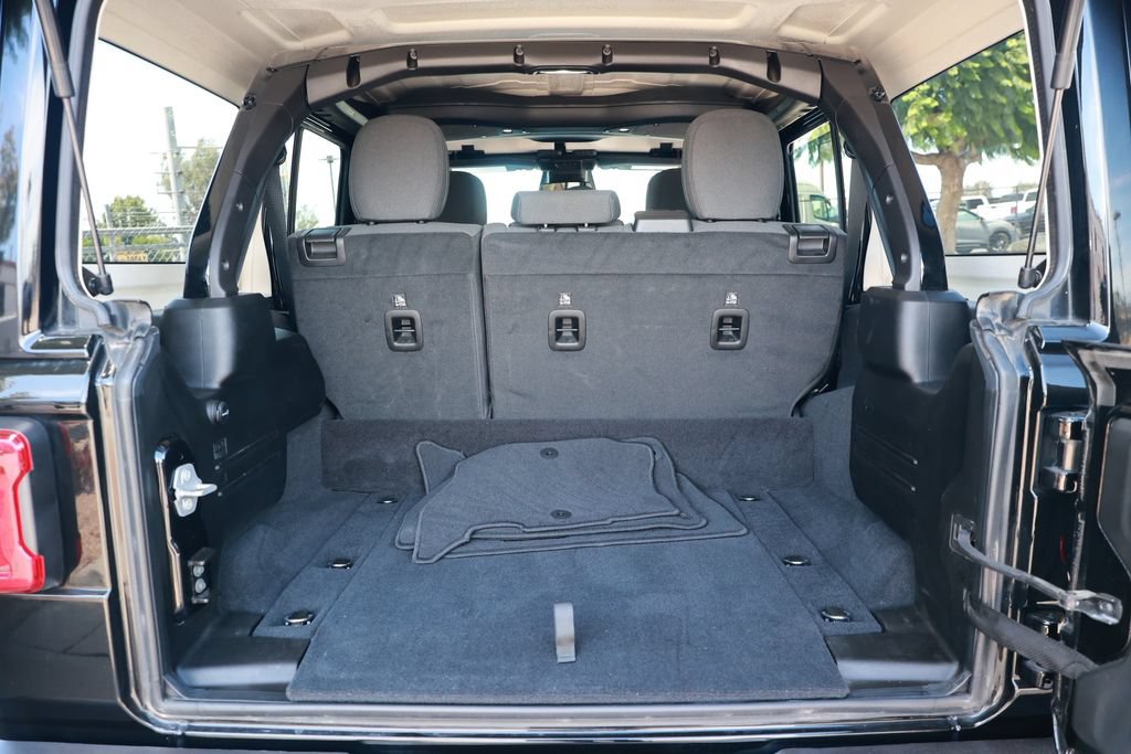 Used 2025 Jeep Wrangler Unlimited Sahara AWD/4WD image 40