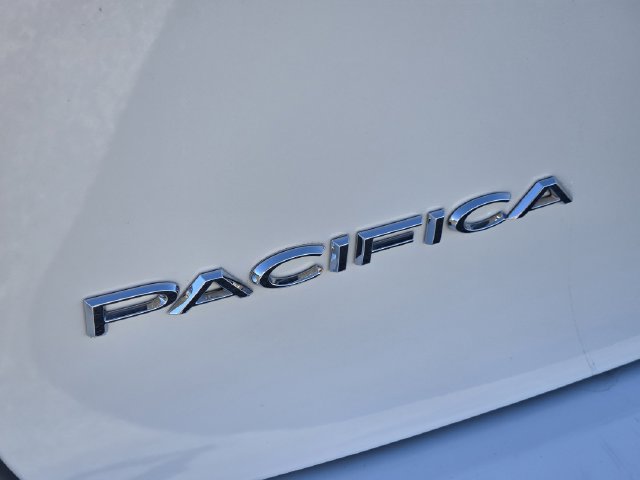 Used 2024 Chrysler Pacifica Touring-L FWD image 12