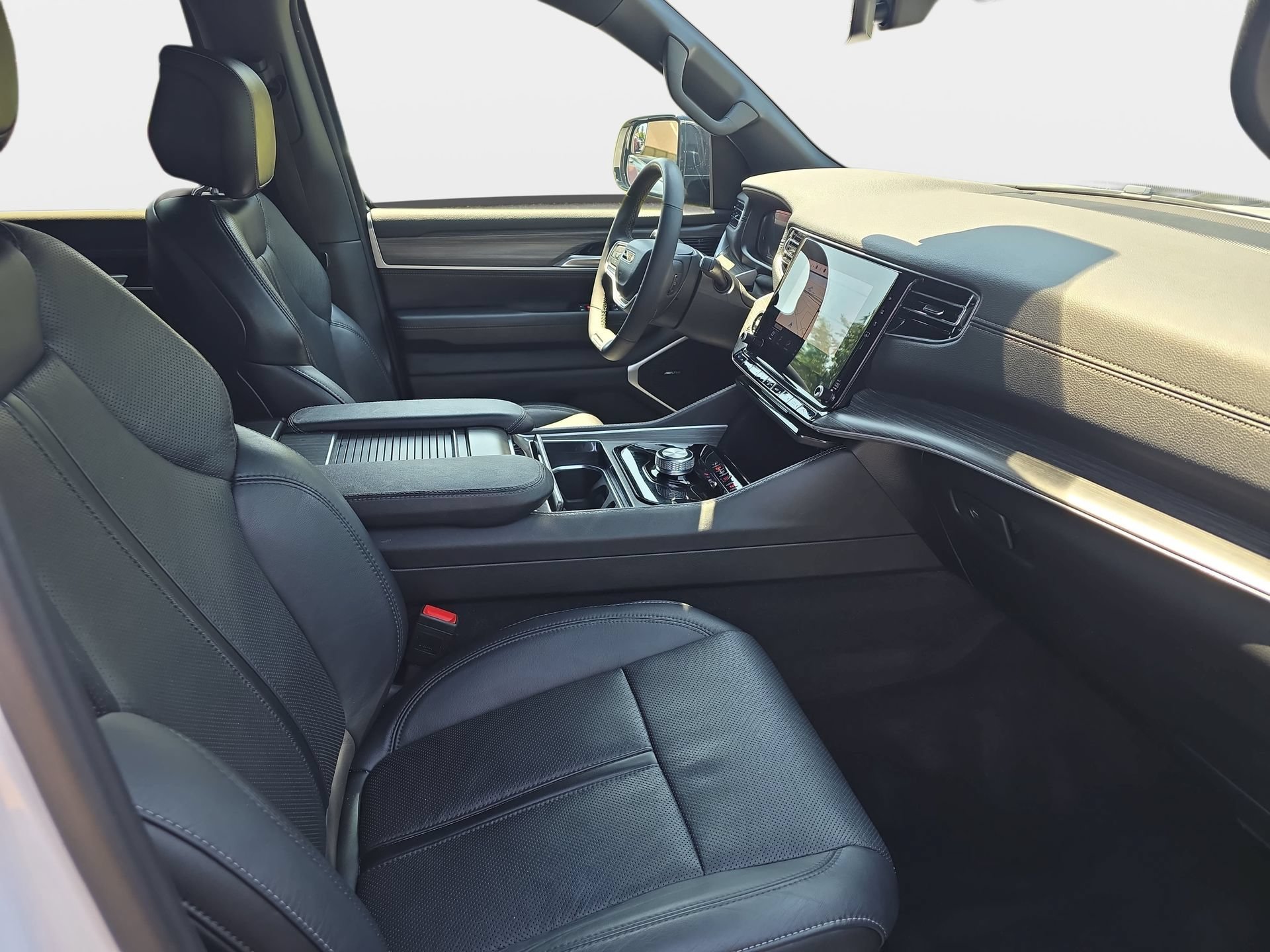 Used 2024 Jeep Wagoneer Series II w/ Flexible Seating Group RWD image 10