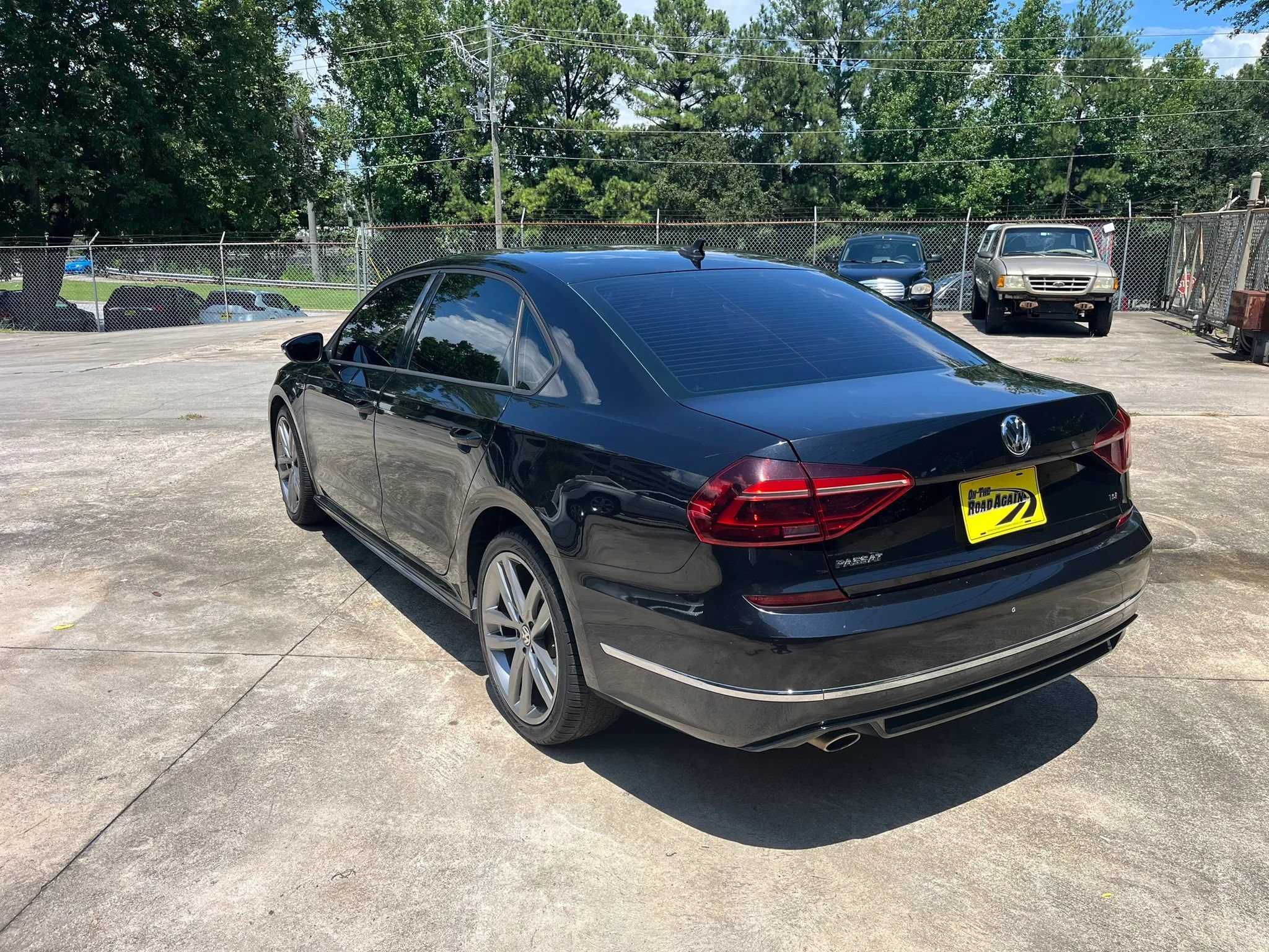 Used 2018 Volkswagen Passat 2.0T R-Line w/ R-Line Lighting Package FWD image 8