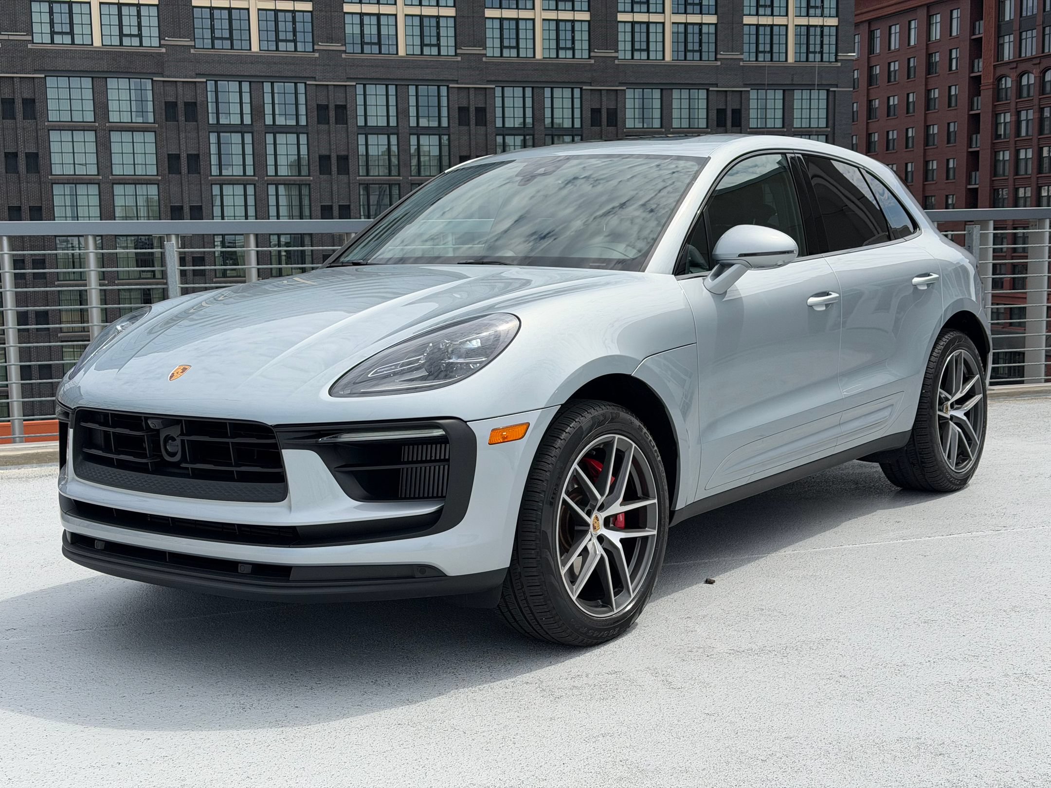 Certified 2023 Porsche Macan S AWD/4WD image 1