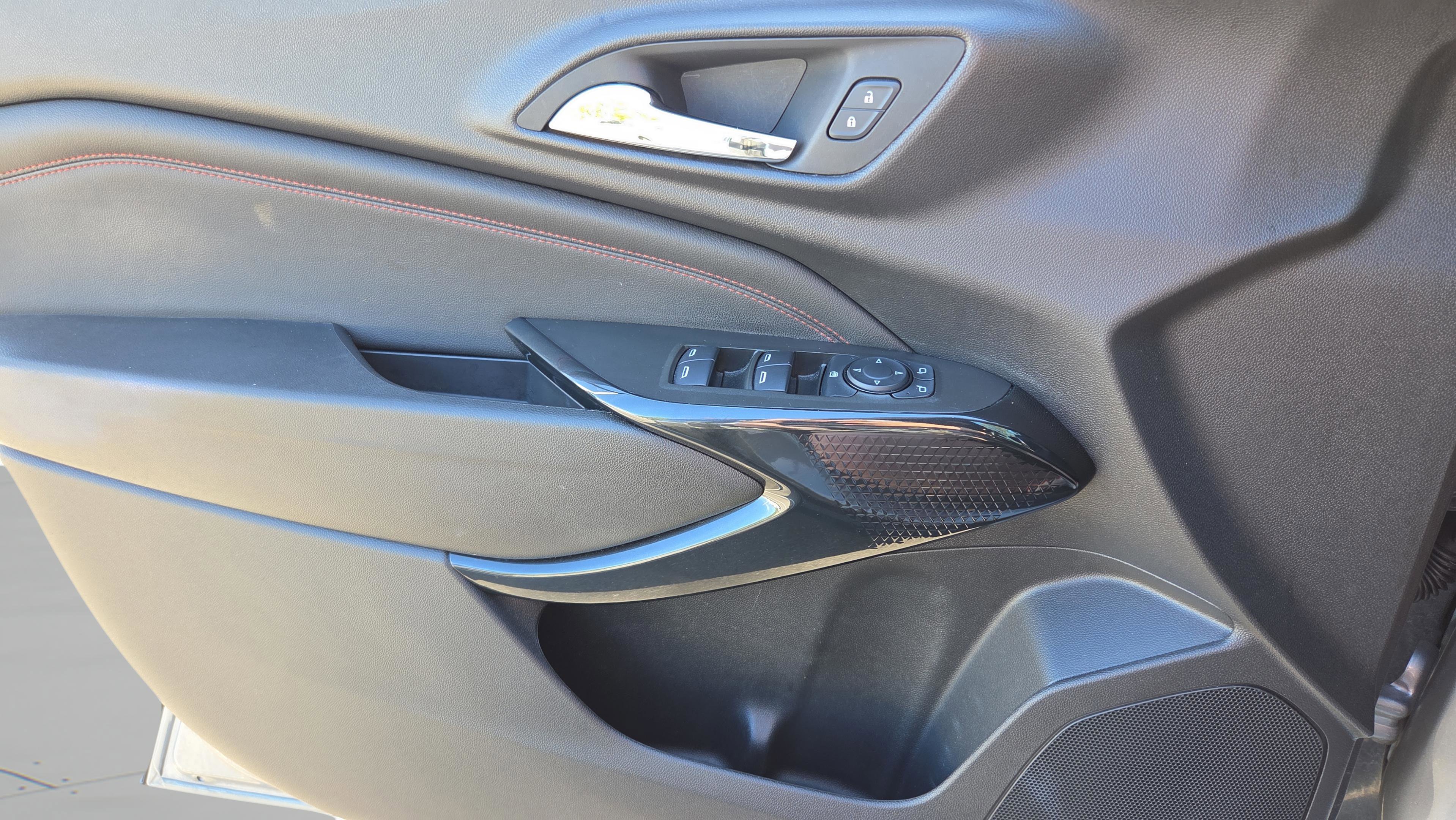 Used 2025 Chevrolet Trax RS FWD image 32