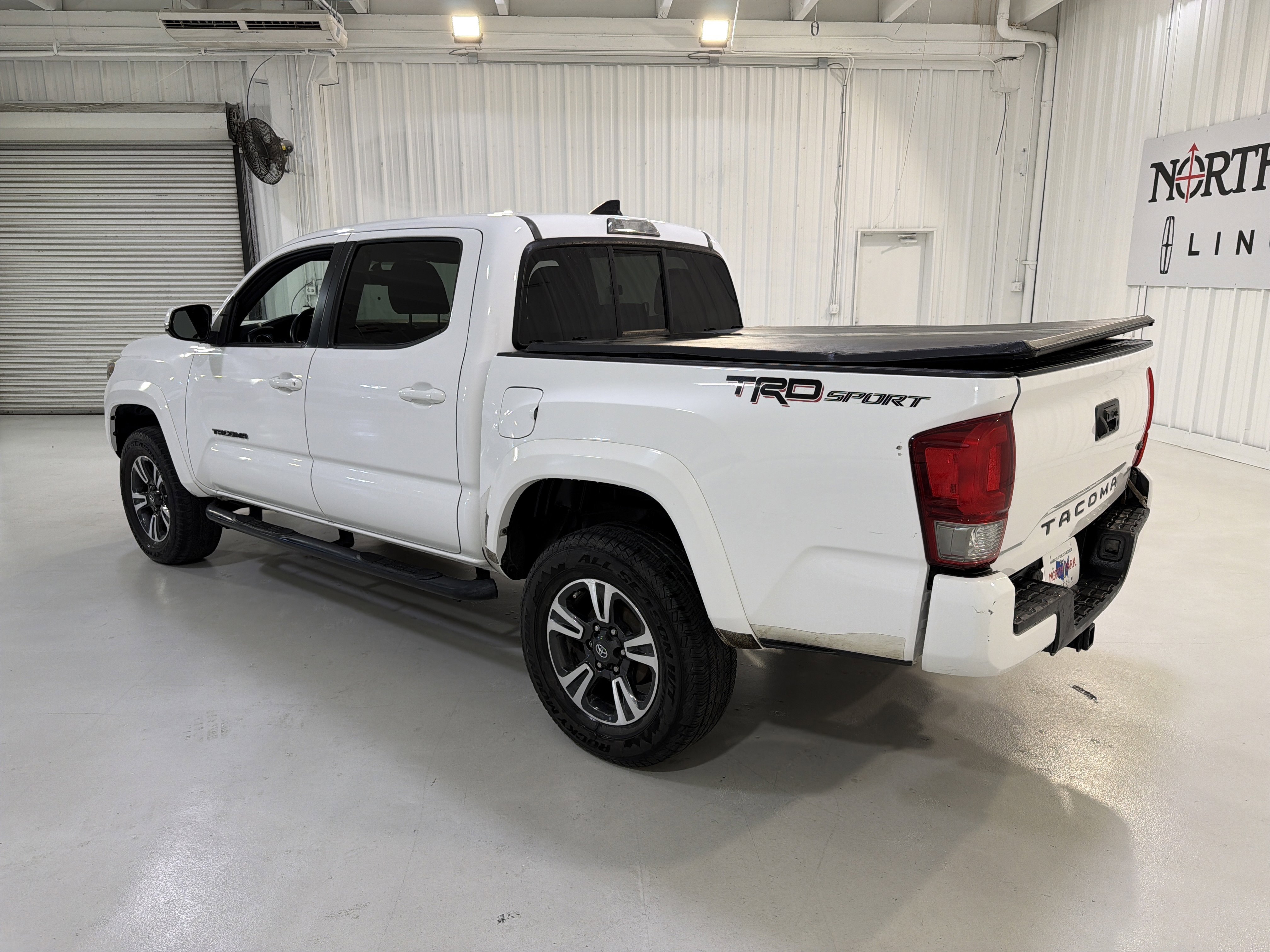 Used 2016 Toyota Tacoma TRD Sport w/ Towing Package image 3
