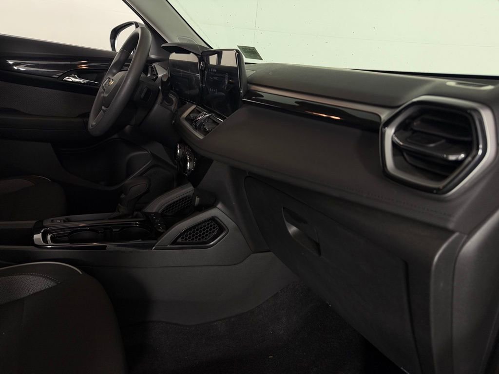Used 2025 Chevrolet TrailBlazer LT AWD/4WD image 28