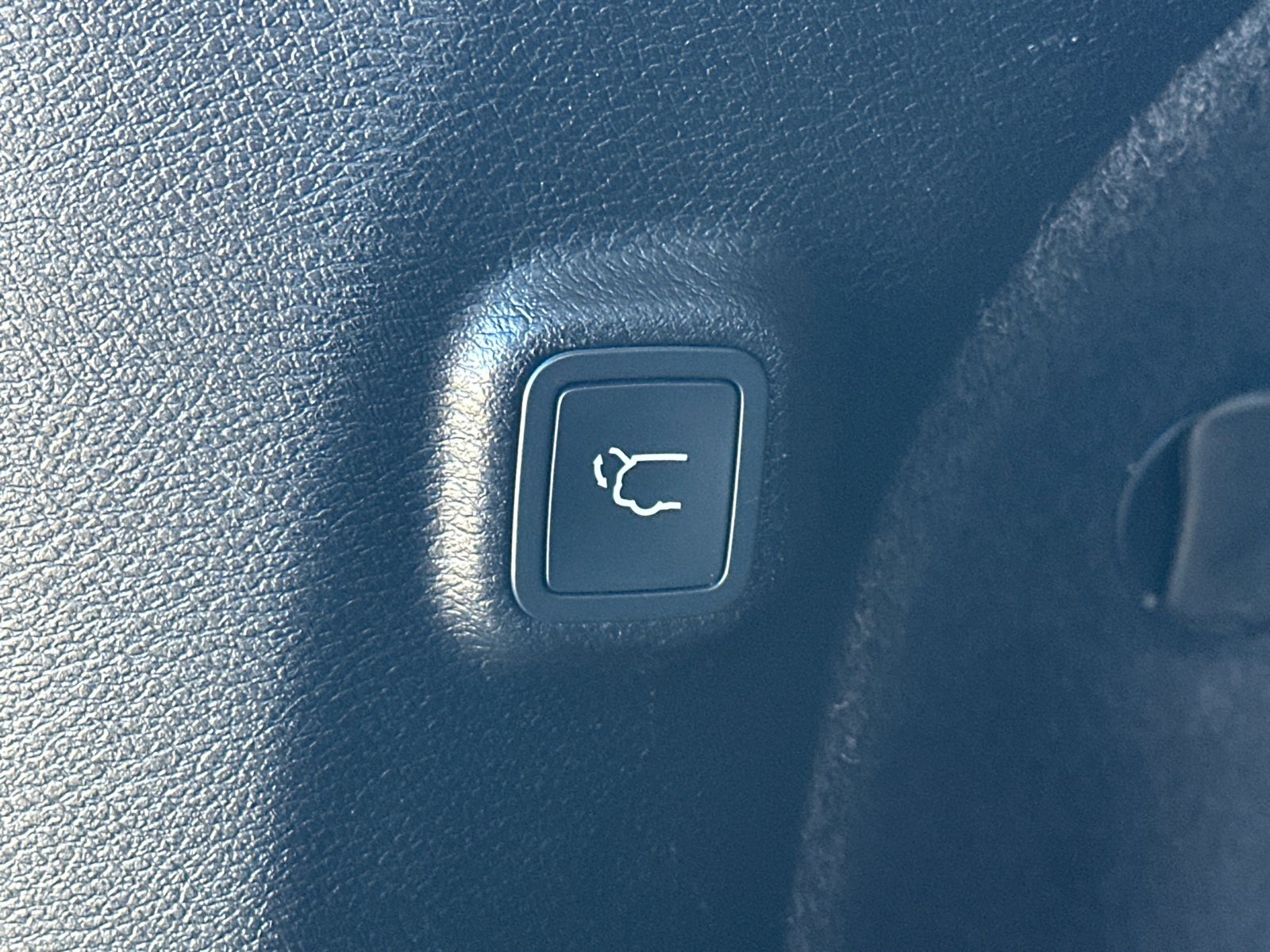 Used 2019 Jeep Cherokee Overland w/ Technology Group image 19