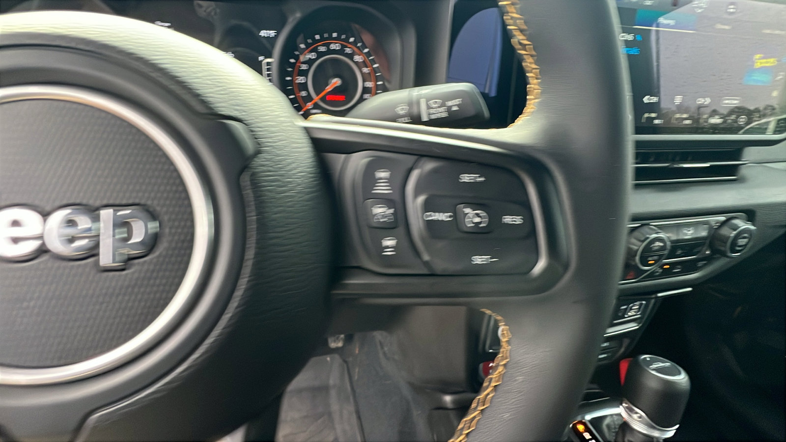 Used 2024 Jeep Gladiator Sport image 28