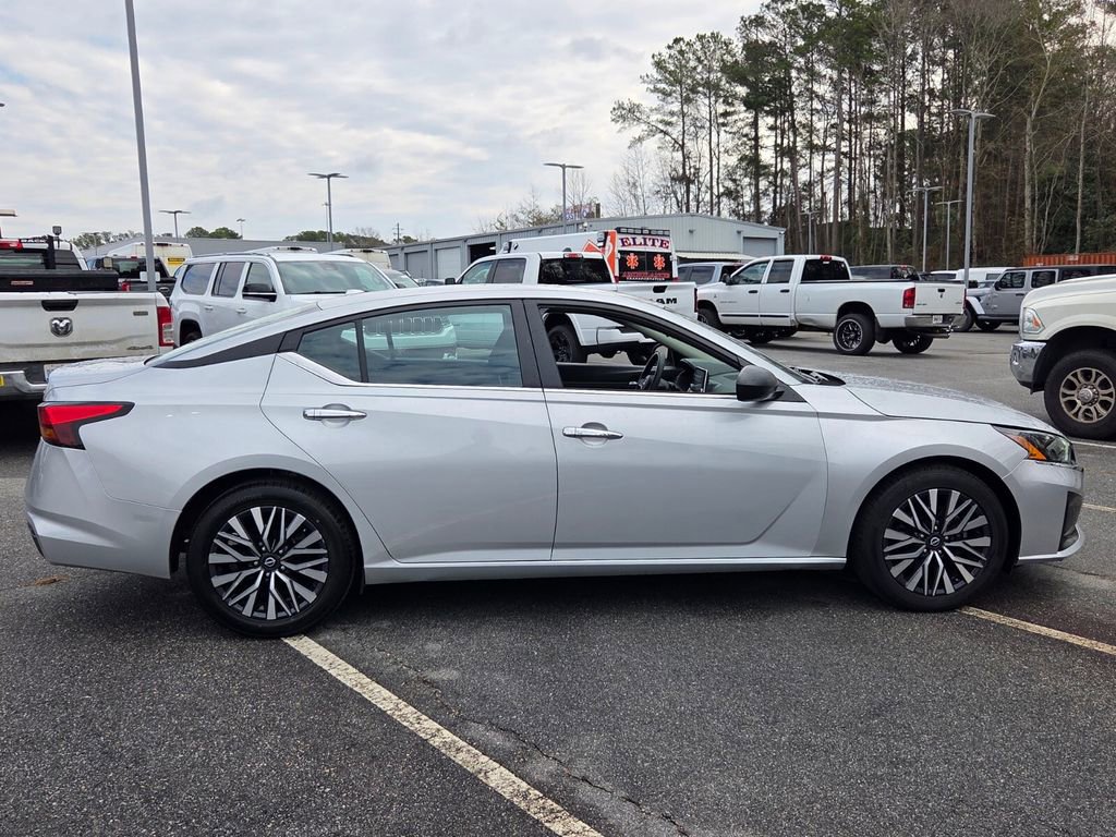 Used 2024 Nissan Altima 2.5 SV image 11