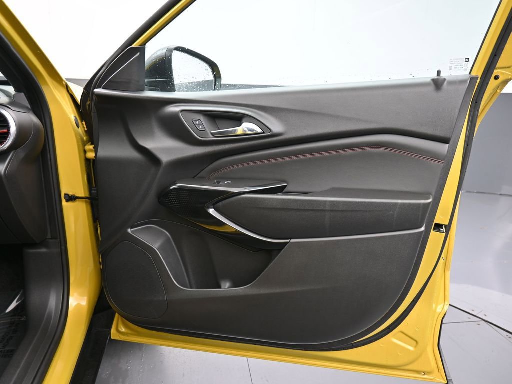 Used 2024 Chevrolet Trax RS w/ Sunroof Package FWD image 38