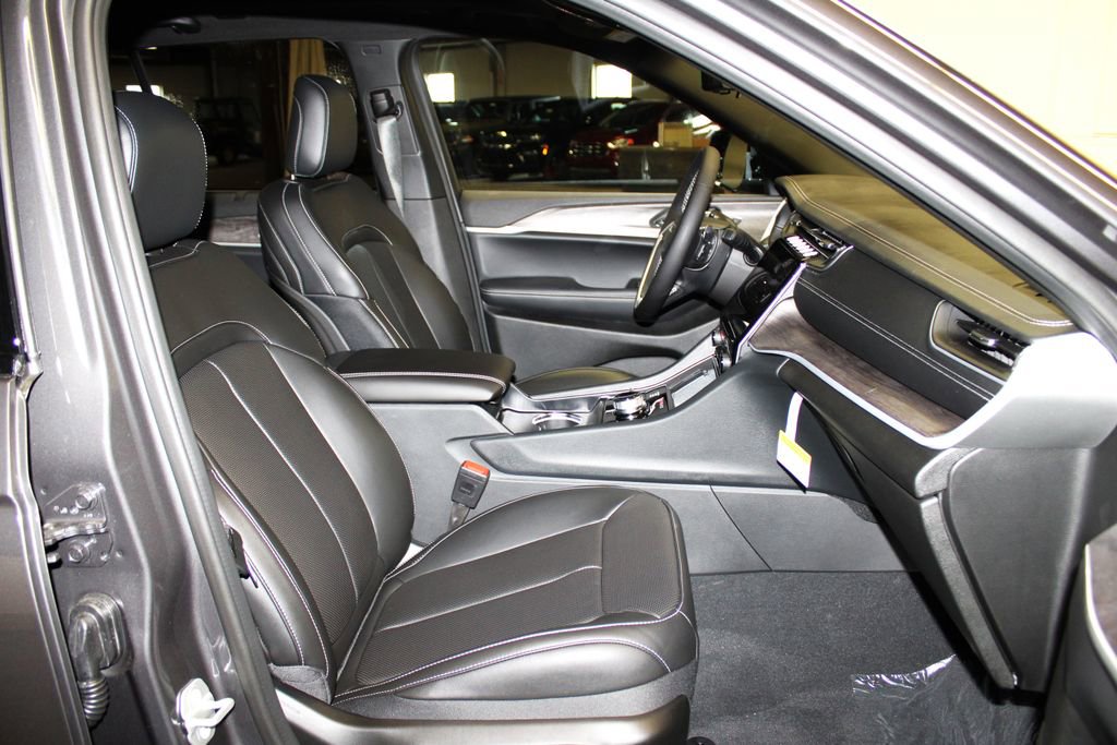 New 2025 Jeep Grand Cherokee Limited w/ Luxury Tech Group II image 30