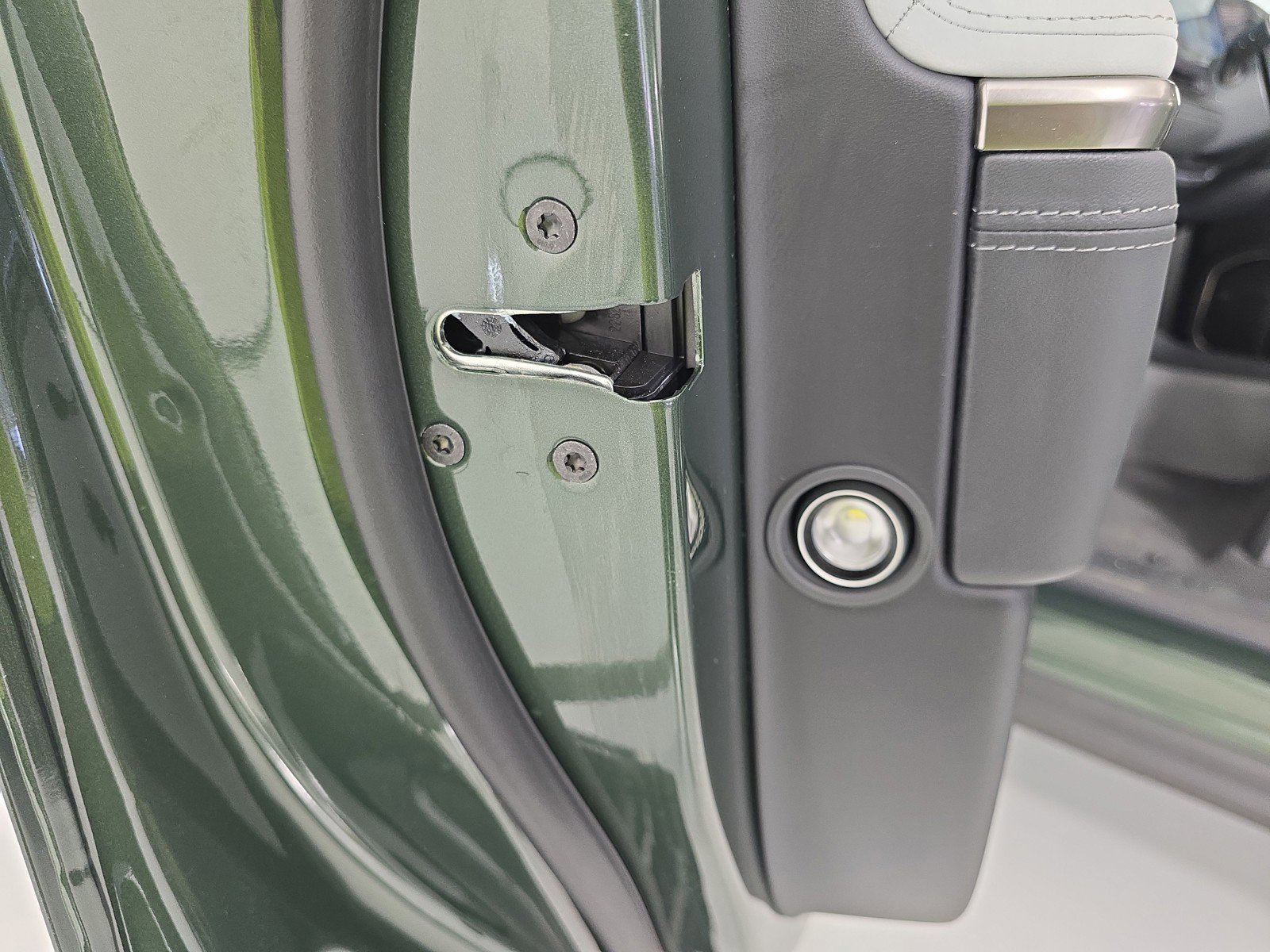 Used 2024 Rivian R1S Adventure AWD/4WD image 32