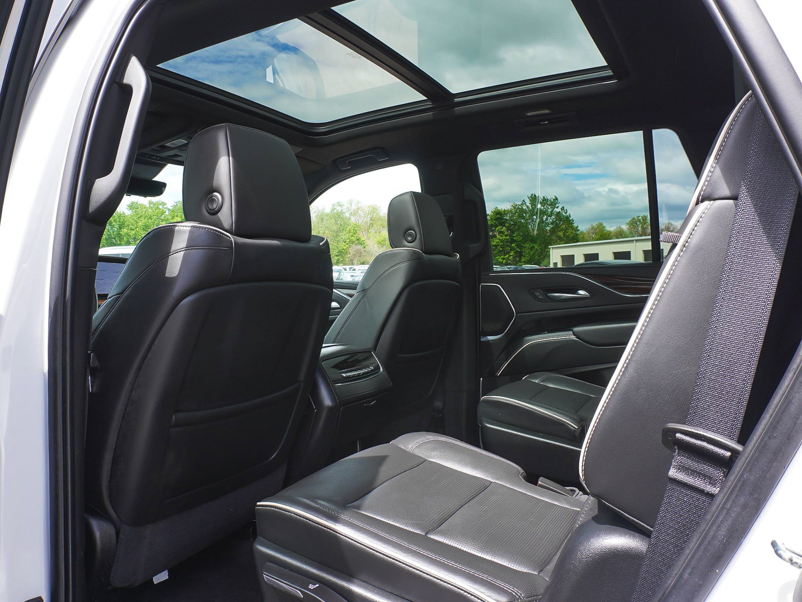 Used 2023 Cadillac Escalade Premium Luxury AWD/4WD image 40