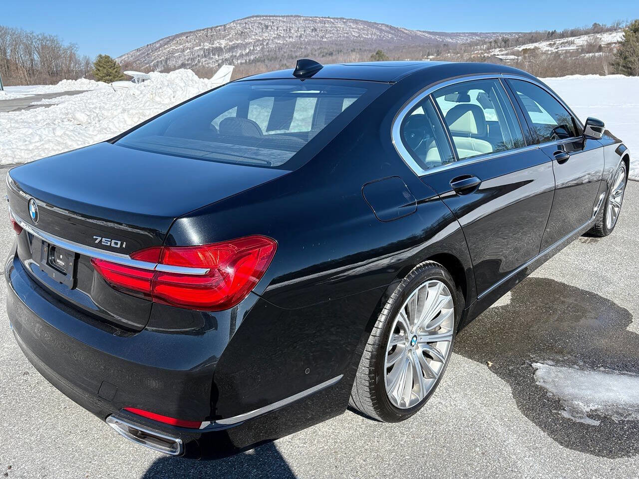 Used 2018 BMW 750i xDrive AWD/4WD image 25