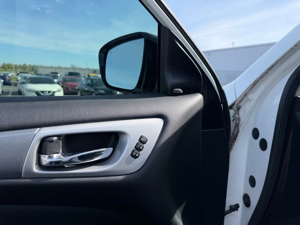Used 2017 Nissan Pathfinder SL w/ Trailer Tow Package image 14