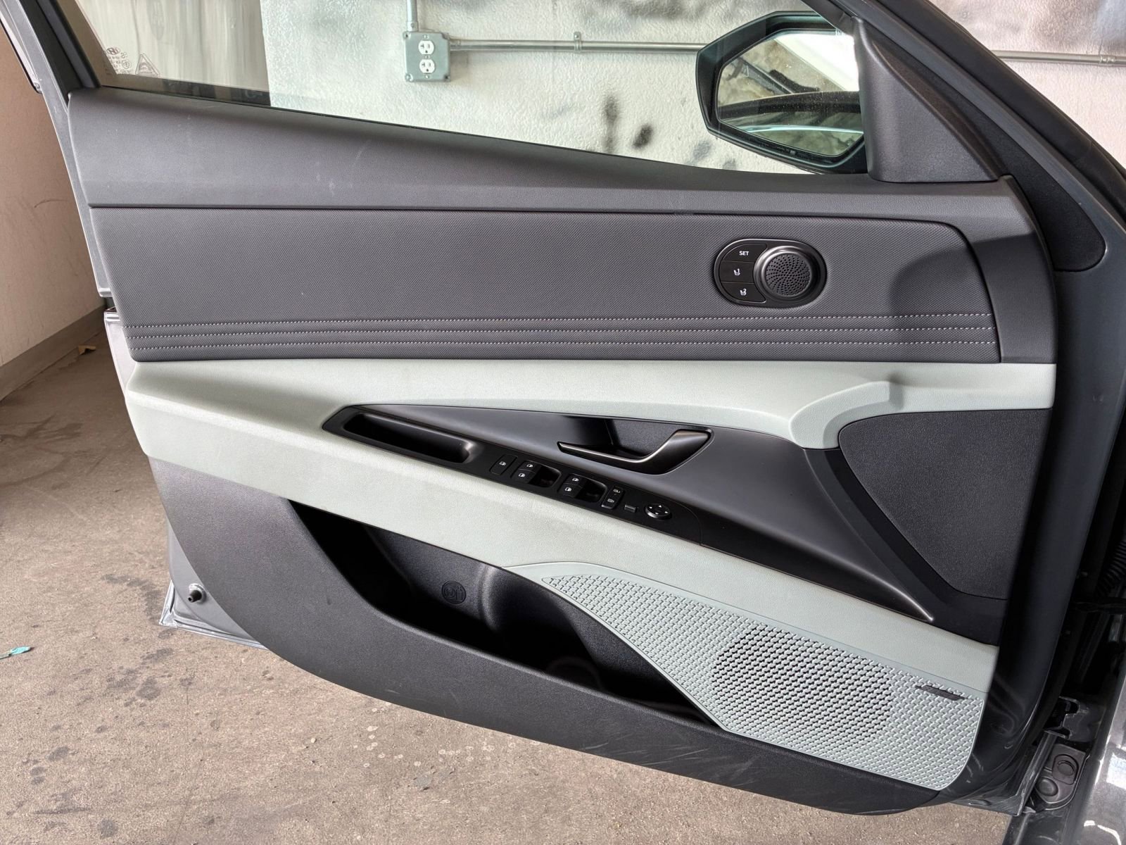 Used 2025 Hyundai Elantra Limited FWD image 18