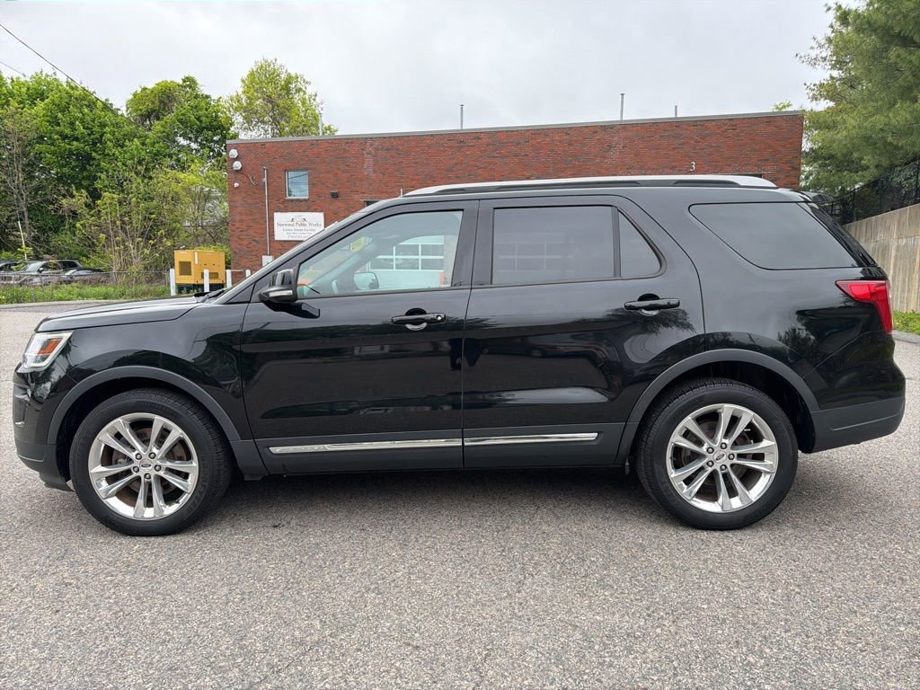 Used 2018 Ford Explorer XLT w/ Equipment Group 202A AWD/4WD image 2