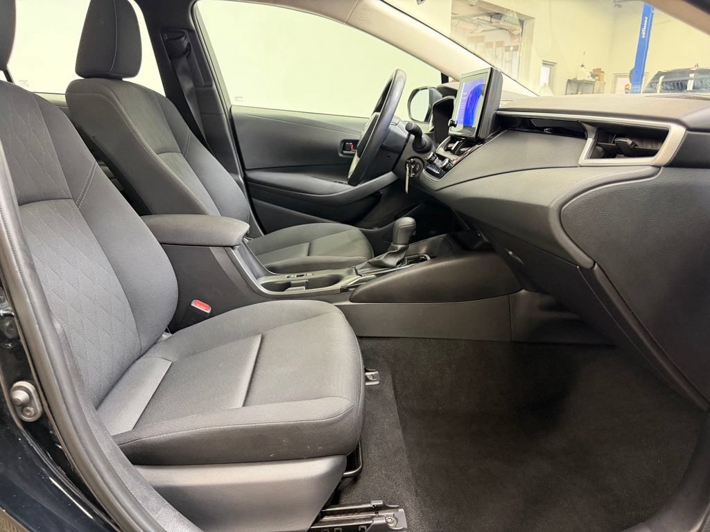 Used 2025 Toyota Corolla LE FWD image 9
