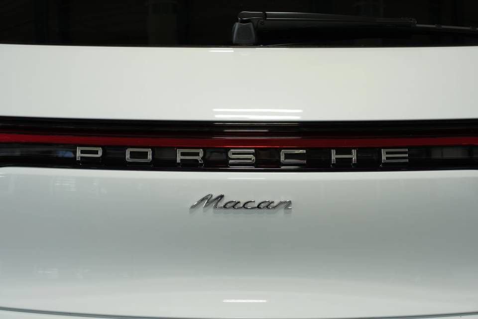 Certified 2025 Porsche Macan AWD/4WD image 37
