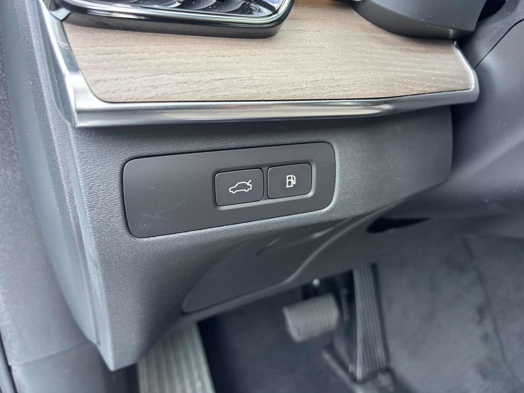 New 2026 Volvo XC90 T8 Plus w/ Protection Package Premier image 15