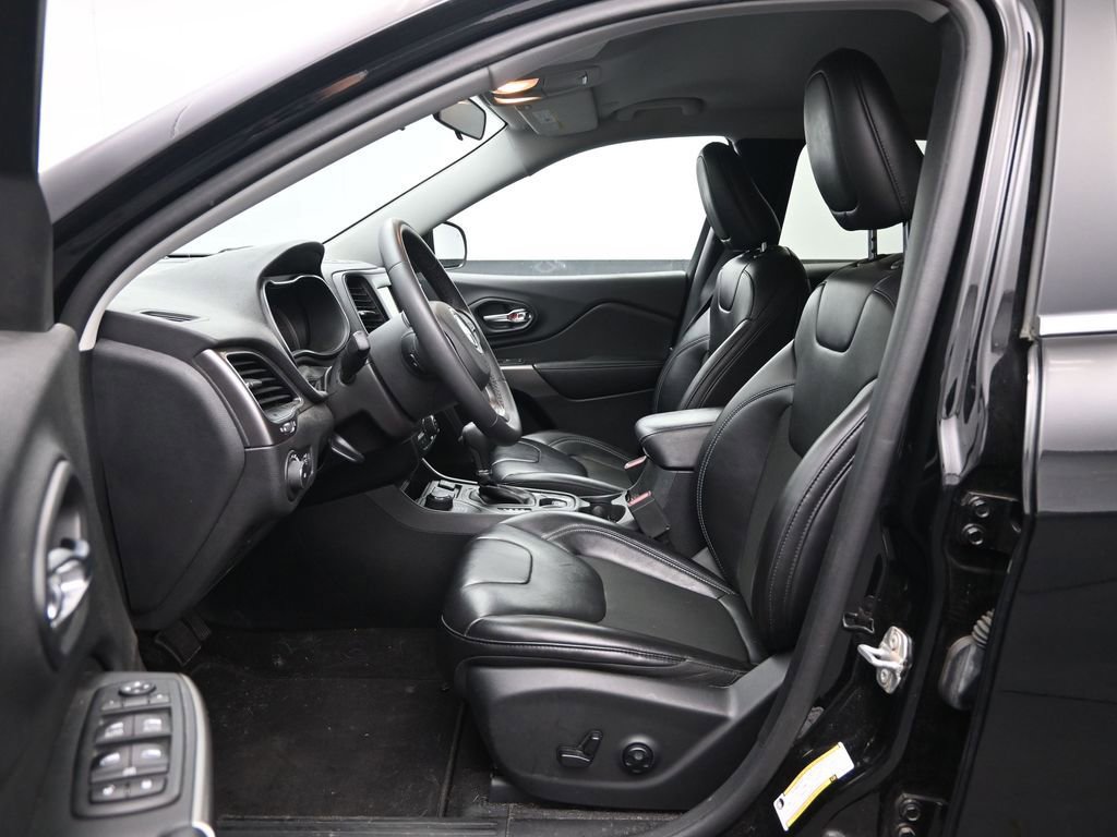 Used 2020 Jeep Cherokee Latitude Plus image 18