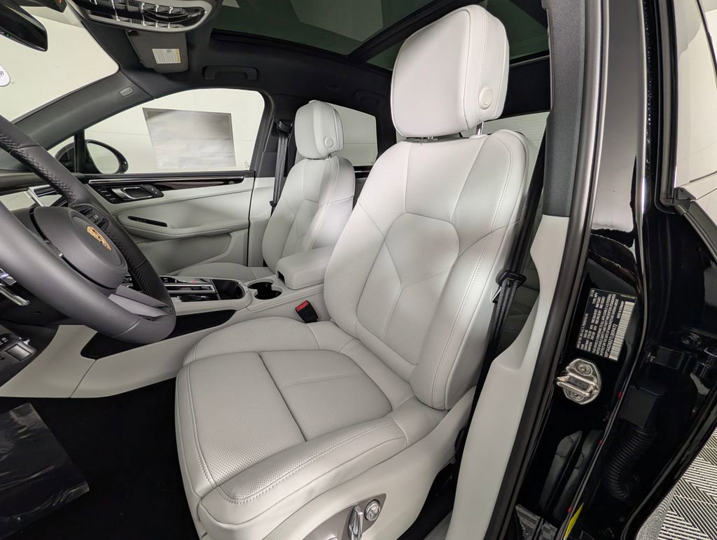 New 2026 Porsche Macan image 5