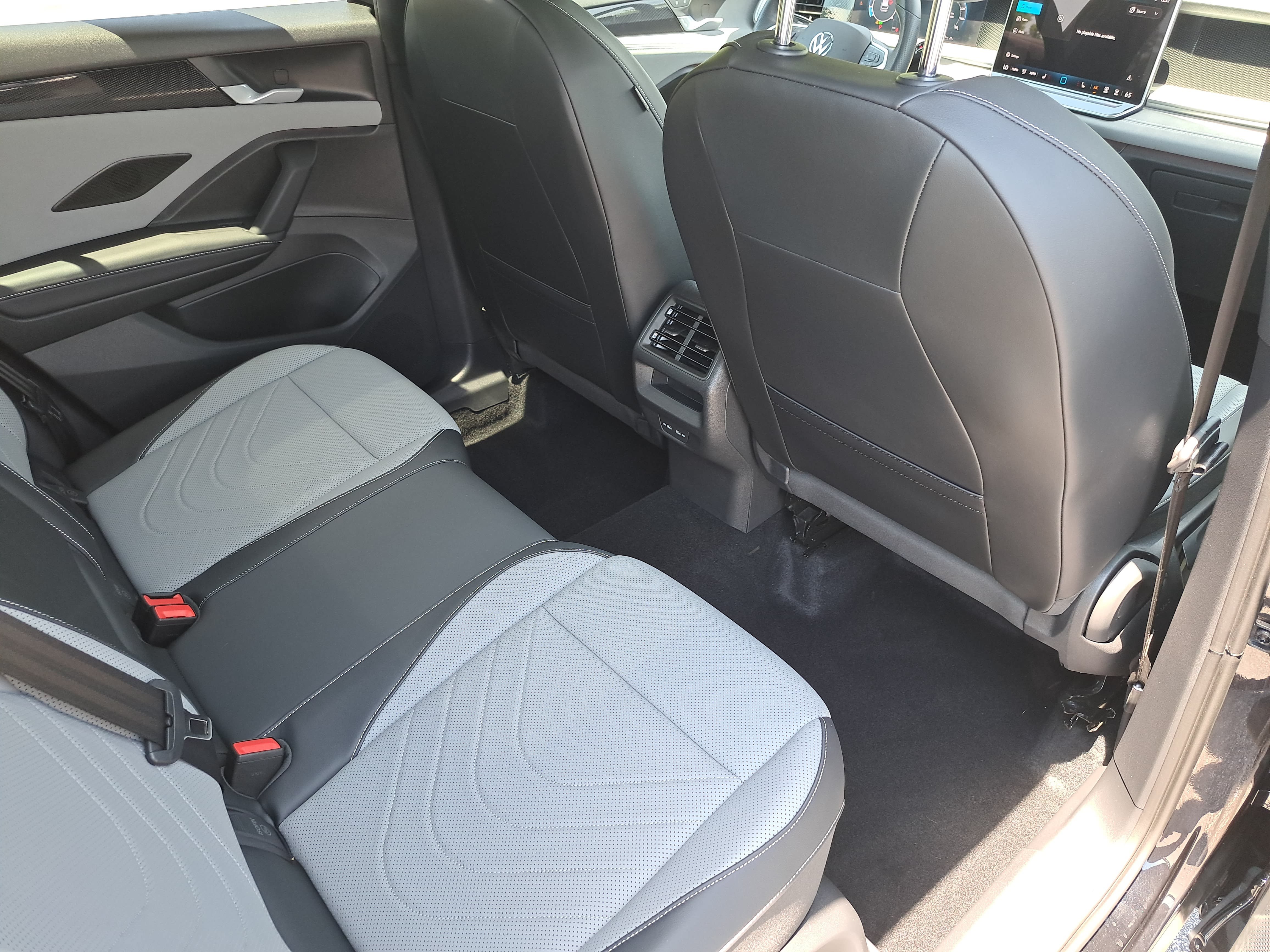 Used 2025 Volkswagen Tiguan SE R-Line AWD/4WD image 11