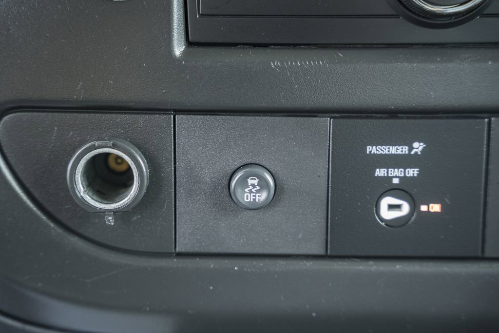 Used 2018 Chevrolet Express 2500 RWD image 19