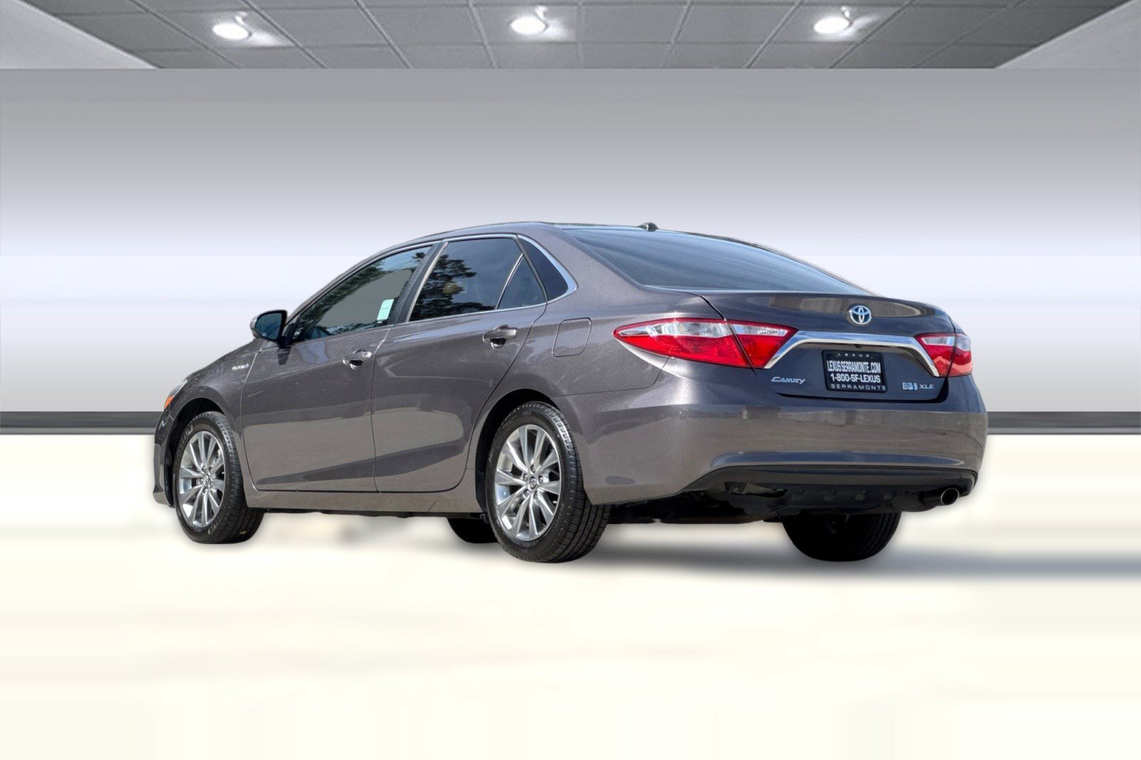 Used 2015 Toyota Camry XLE w/ Moonroof Package FWD image 3