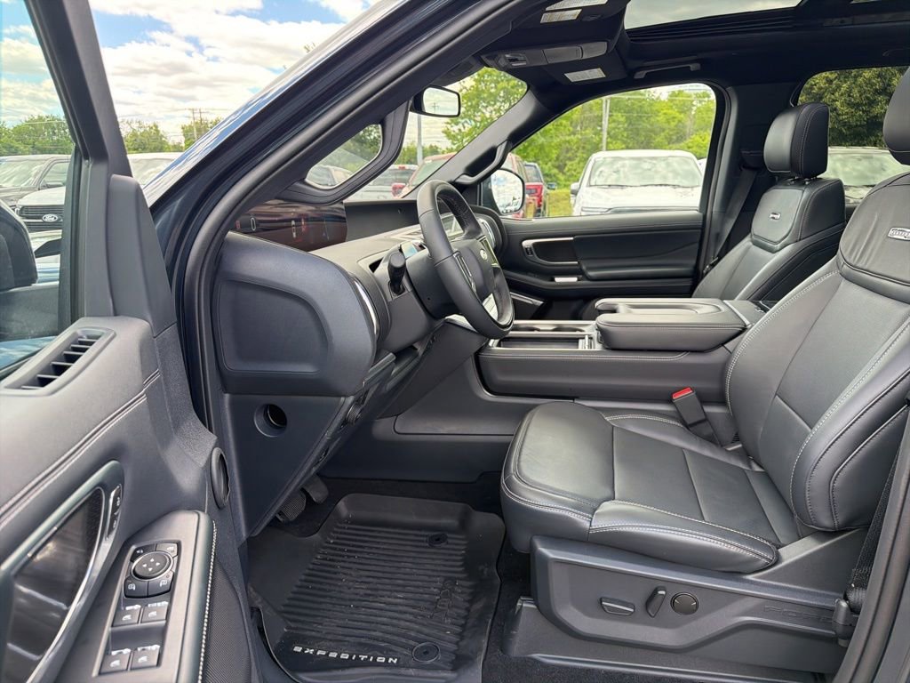 Used 2025 Ford Expedition Max Platinum w/ Stealth Performance Package AWD/4WD image 6