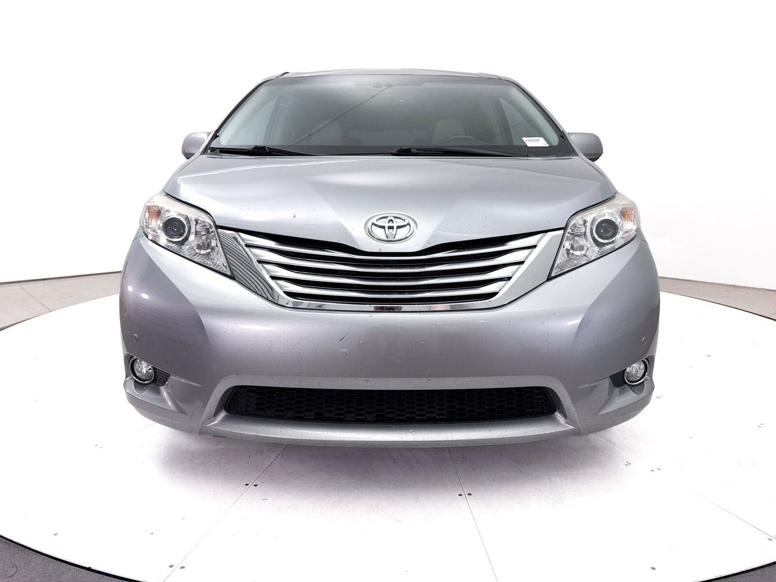 Used 2012 Toyota Sienna Limited w/ Premium Pkg FWD image 2