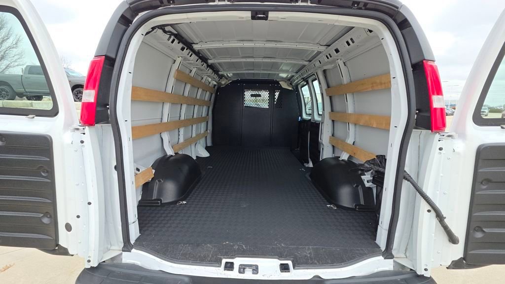 Used 2024 GMC Savana 2500 w/ Driver Convenience Package image 17