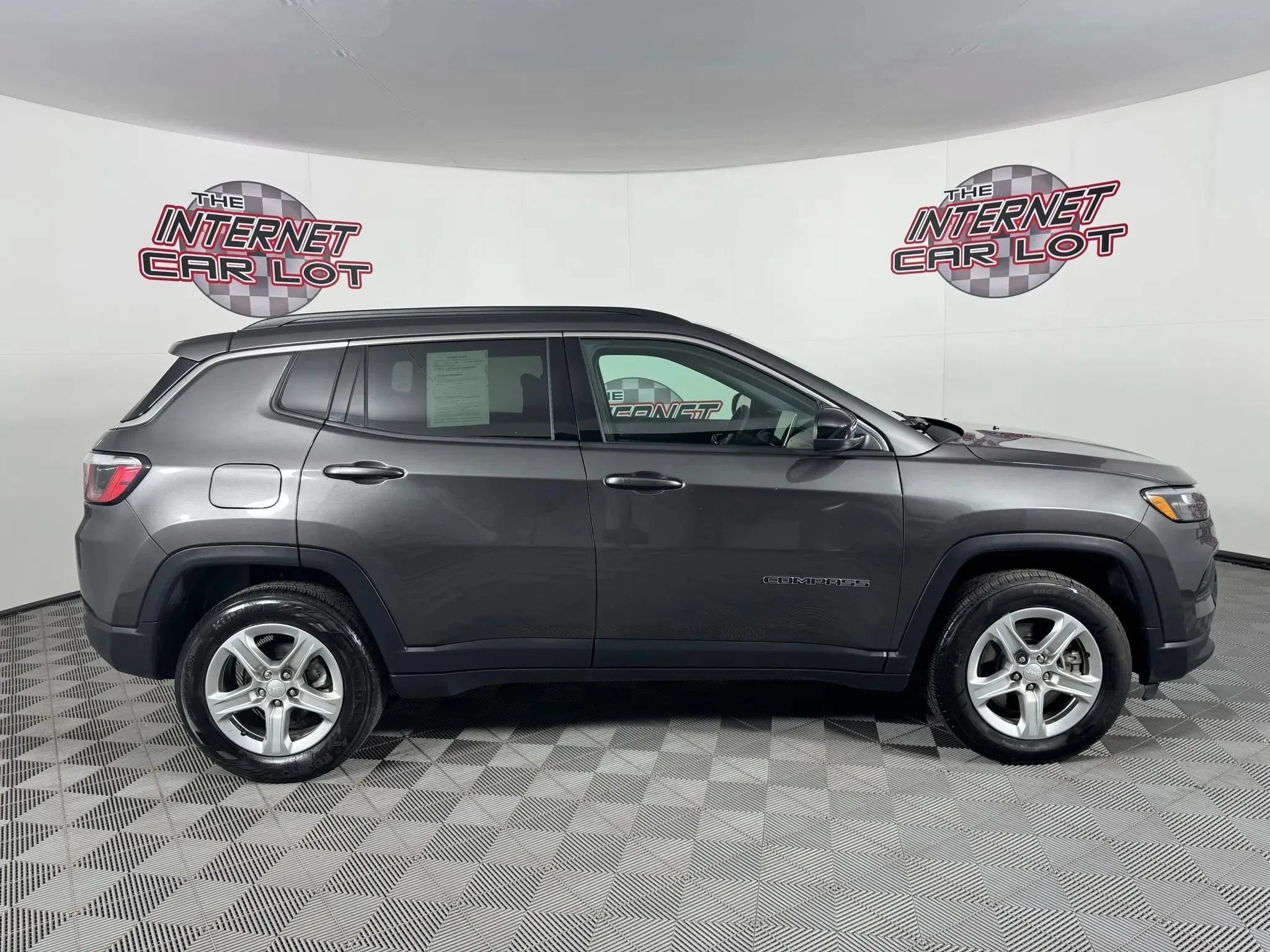 Used 2024 Jeep Compass Latitude AWD/4WD image 8