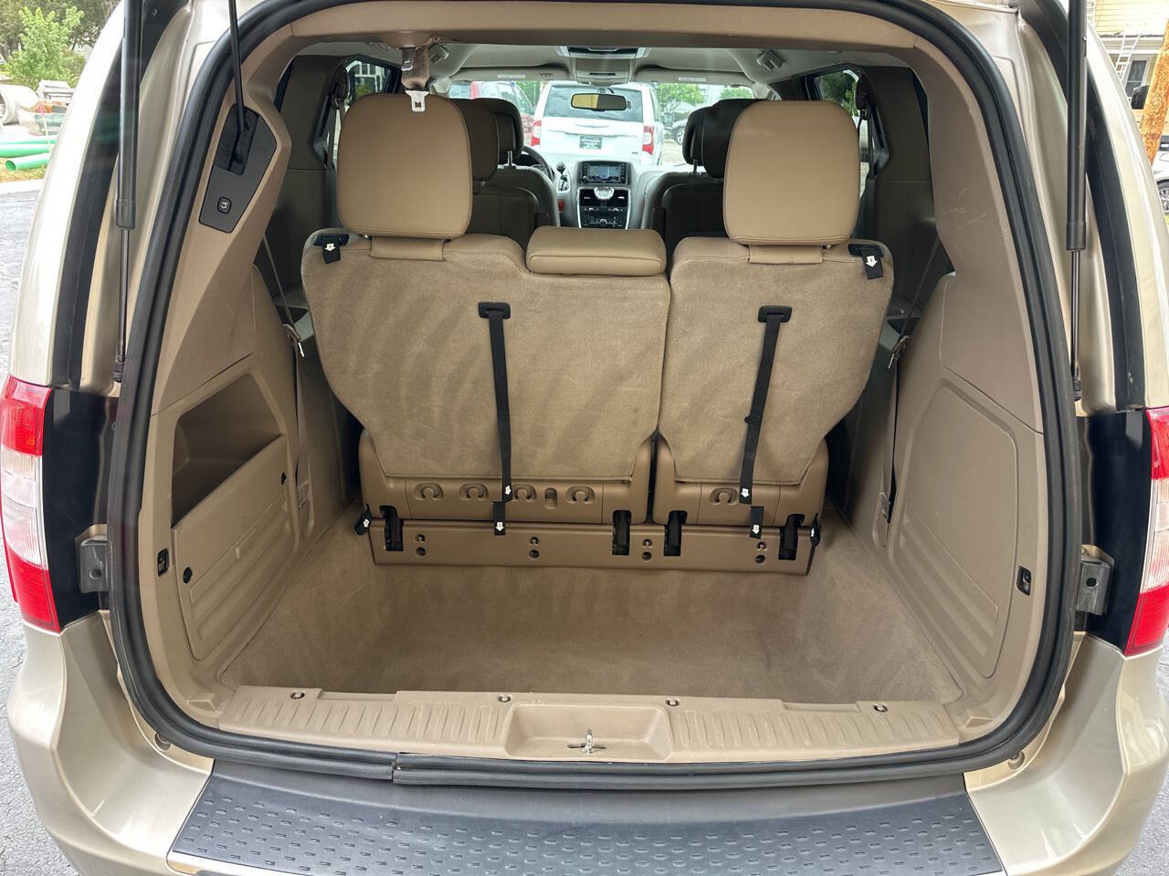 Used 2016 Chrysler Town & Country Touring FWD image 10