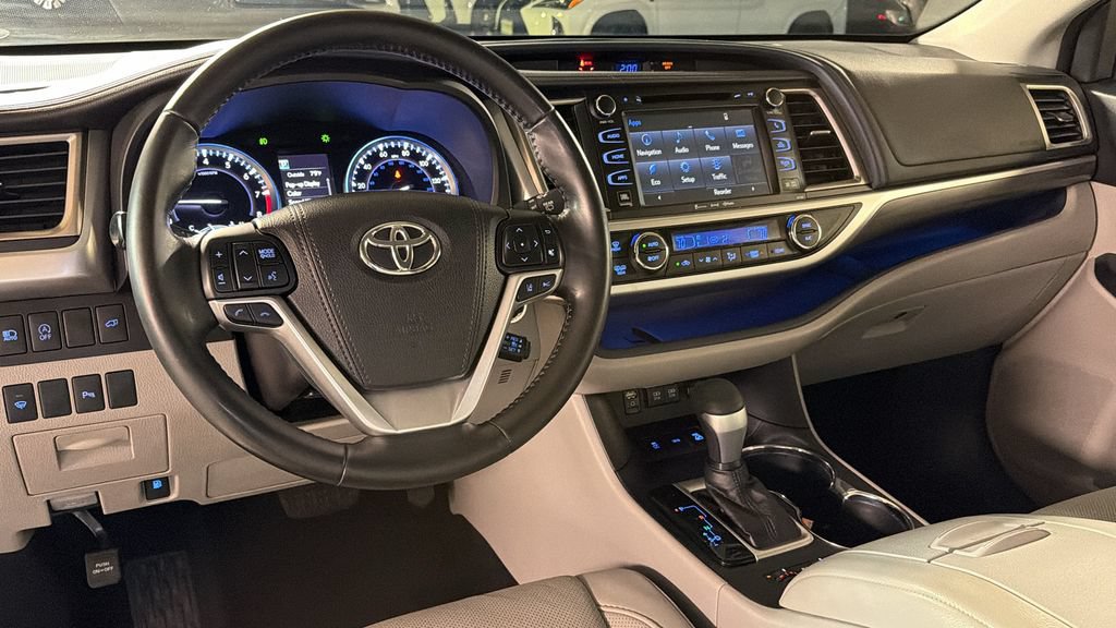Used 2017 Toyota Highlander Limited AWD/4WD image 18