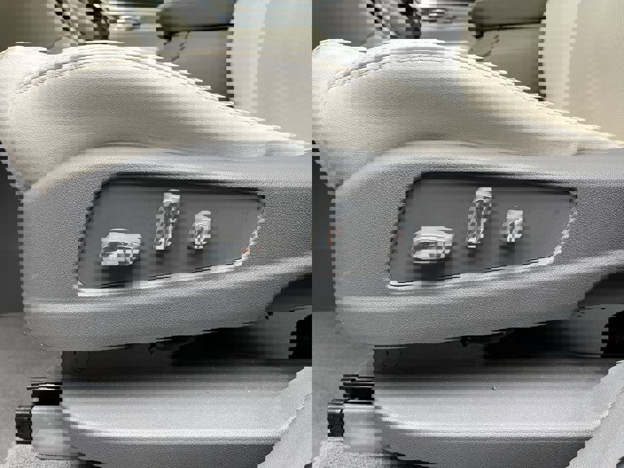 Used 2018 Cadillac XT5 Luxury w/ Driver Awareness Package image 11