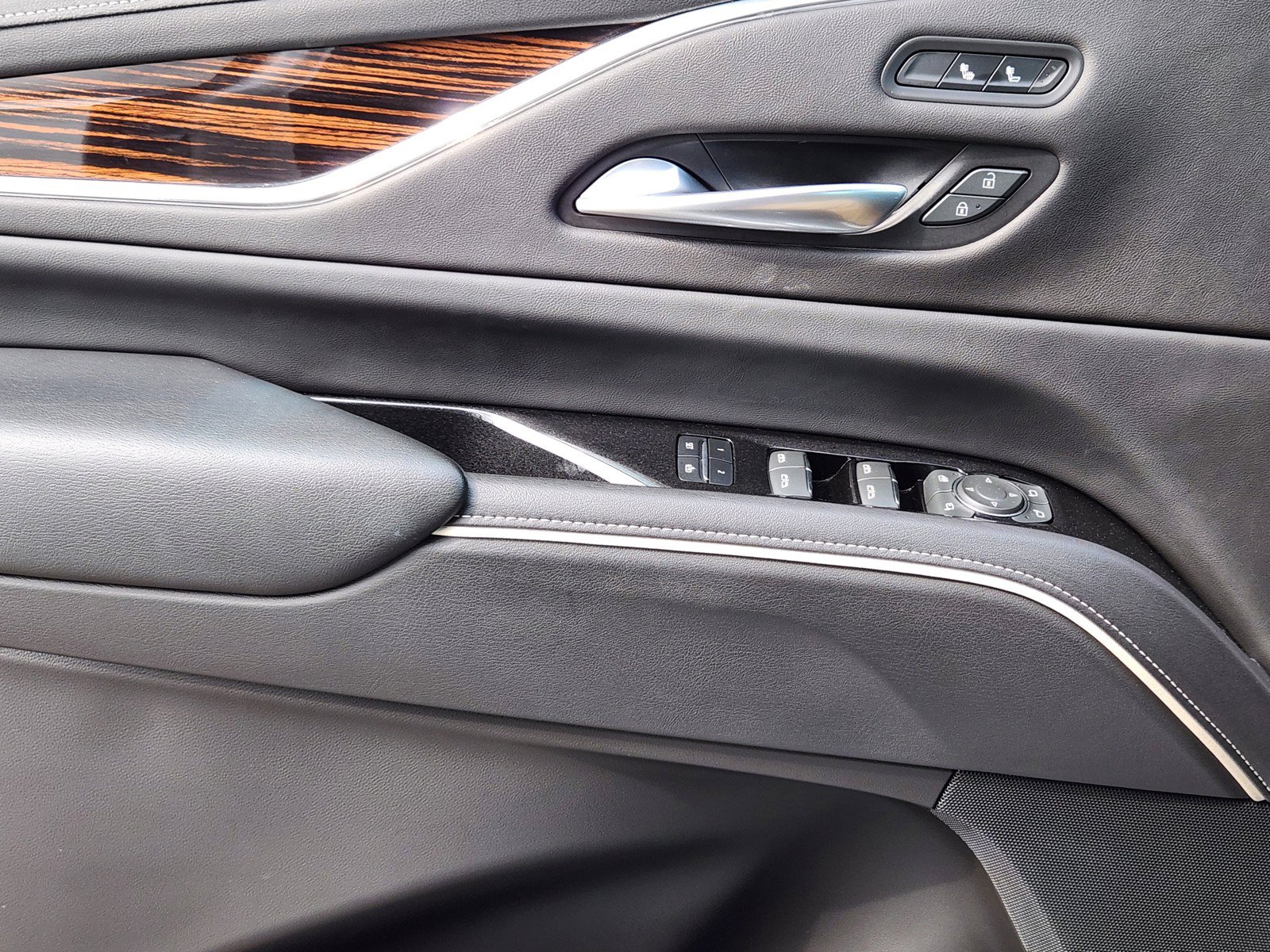 Certified 2024 Cadillac Escalade ESV Luxury RWD image 21